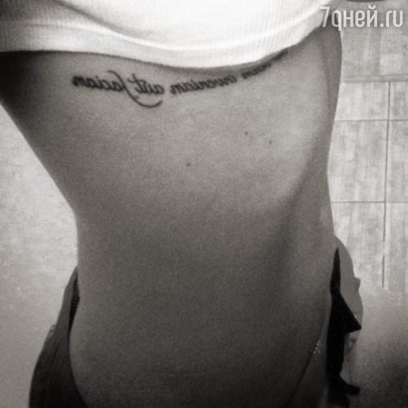 Тату на ребрах для девушек надписи
