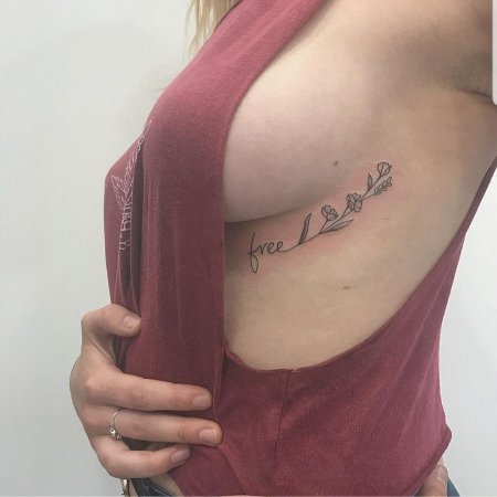 Тату под грудью надпись