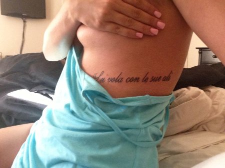 Надпись под грудью тату