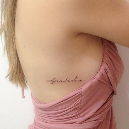 Тату на ребрах для девушек надписи