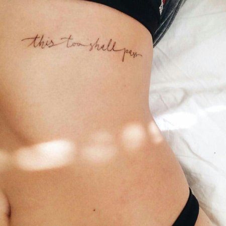 Татуировка на рёбрах для девушек