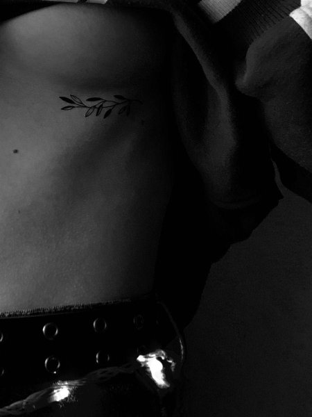 Татуировка на рёбрах для девушек