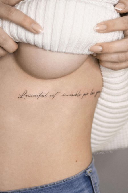 Тату под грудью надпись