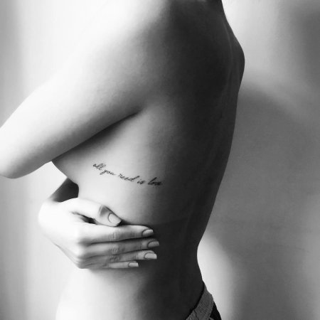 Тату на ребрах для девушек