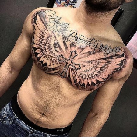 На груди тату