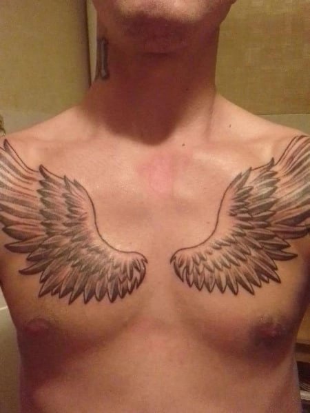 Крылья на груди тату