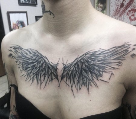 Крылья на груди тату