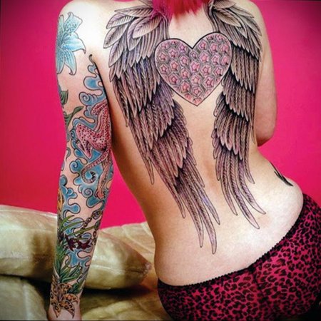 Татуировка крылья на спине девушки