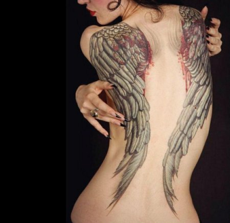 Тату крылья на спине девушки