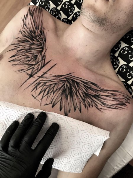 Крылья на груди тату