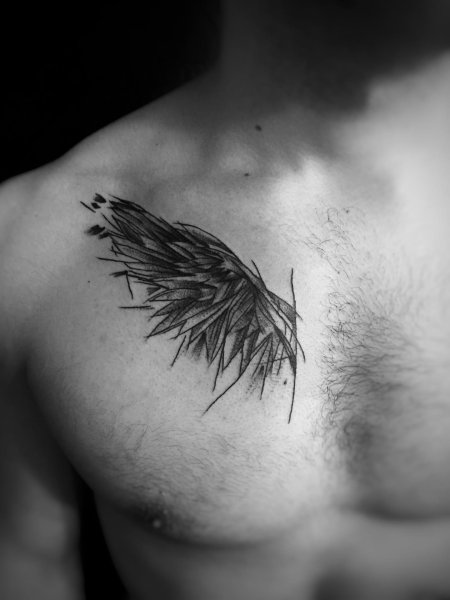Крылья на груди тату