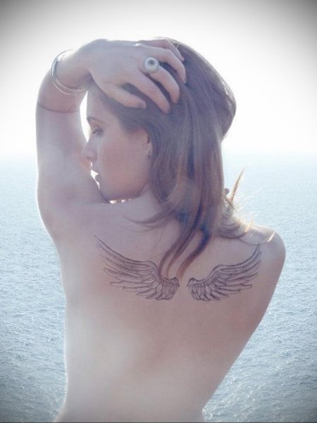 Татуировки крылья на спине женские