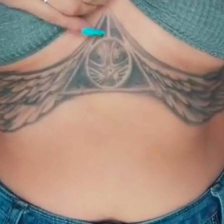 Тату под грудью у девушек