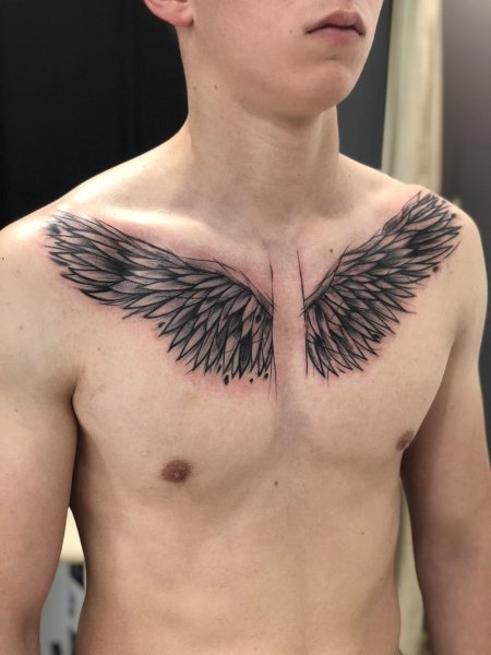 Крылья на груди тату