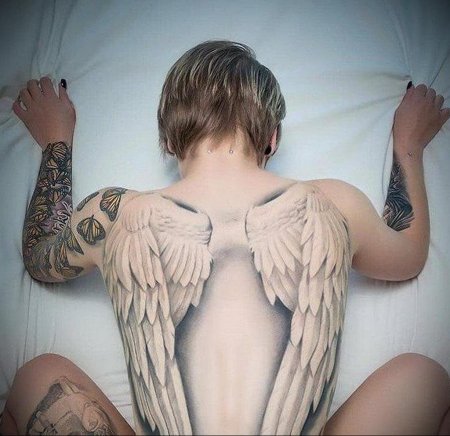 Тату крыло на спине