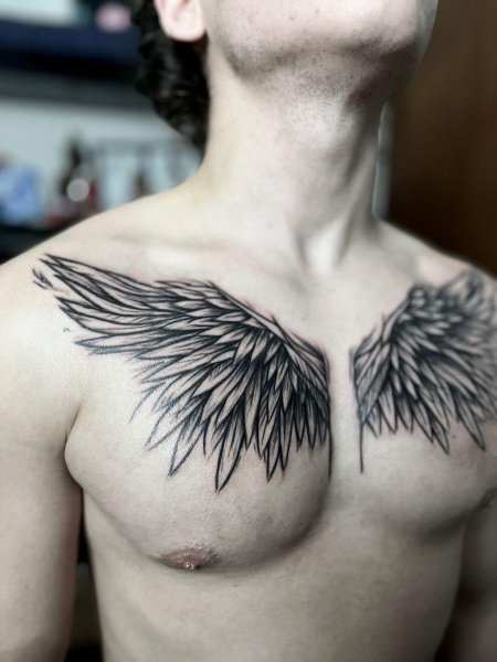 Крылья на груди тату мужское