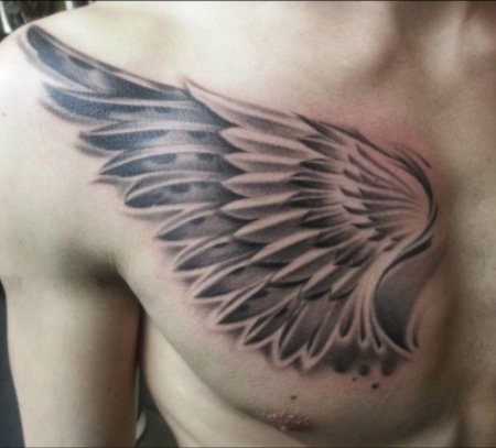 Татуировка крылья на груди