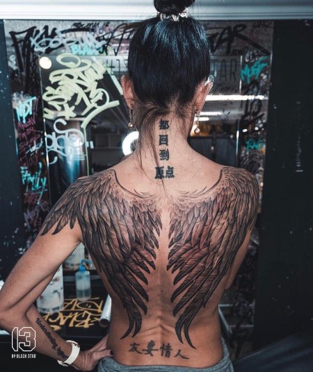 Тату на спине крылья