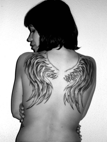 Тату крыльев на спине у девушек