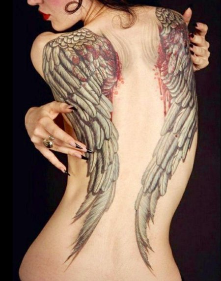 Тату крыло на спине