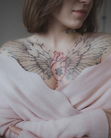 Татуировка на грудине женские