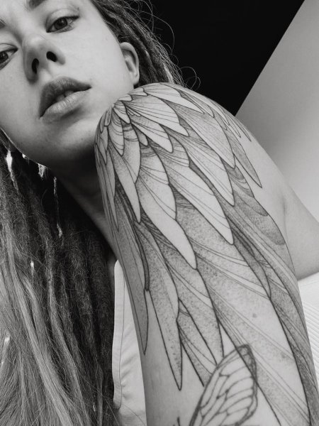 Татуировка крыло на плече
