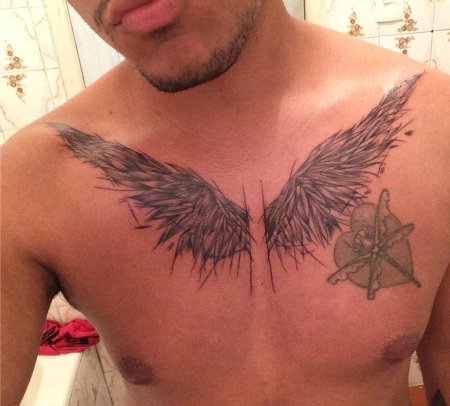Тату крылья на грудине мужские