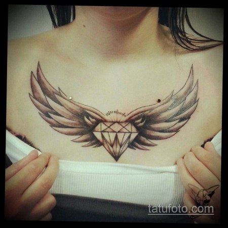 Крылья тату на груди