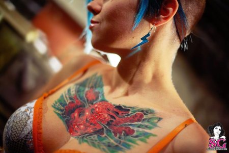 Тату на женской груди