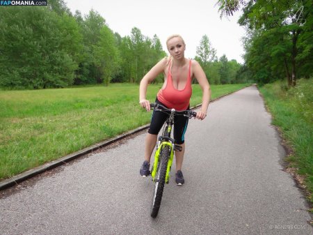 Девушка на велосипеде