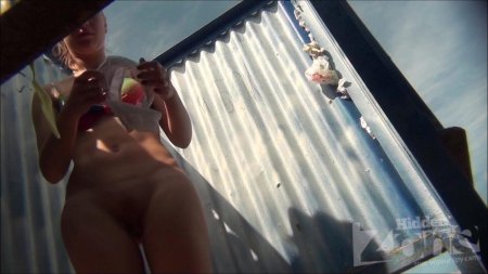 Скрытая камера в пляжной кабинке