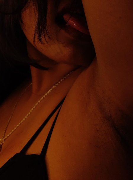 Волосатая женская подмышка