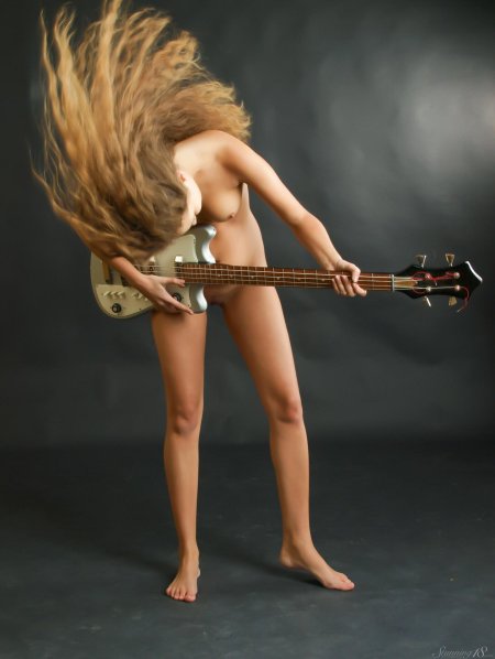 Голая девушка с гитарой