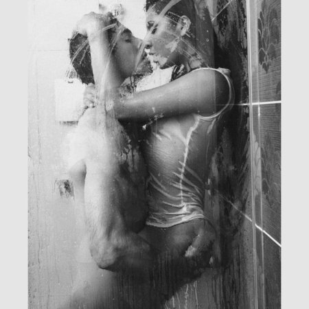 Мужчина и женщина под душем