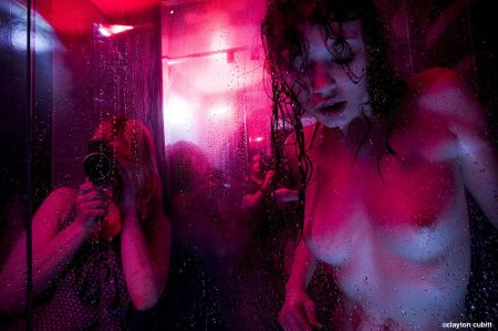 Голая в неоновом свете