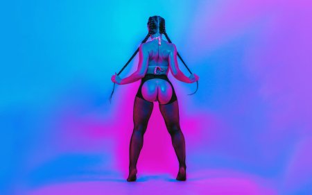 Голые попки в неоновом свете