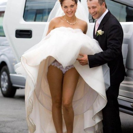 Заглядываем под платье невесты