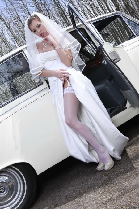 Голые невесты в лимузине