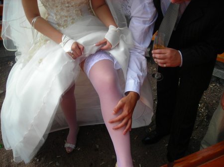 Под платьем невесты