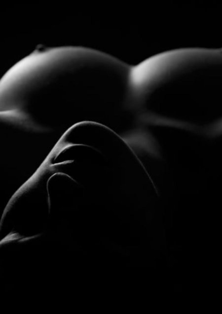 Голые сиськи в темноте