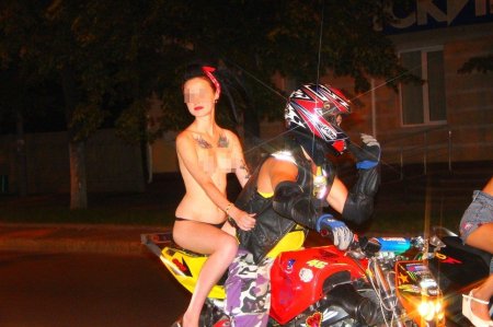 Девушка на мотоцикл