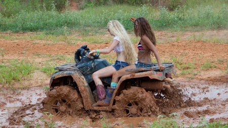 Квадроцикл в грязи