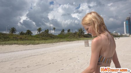 На пляже голая