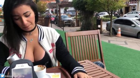 Девочка кончает на публике