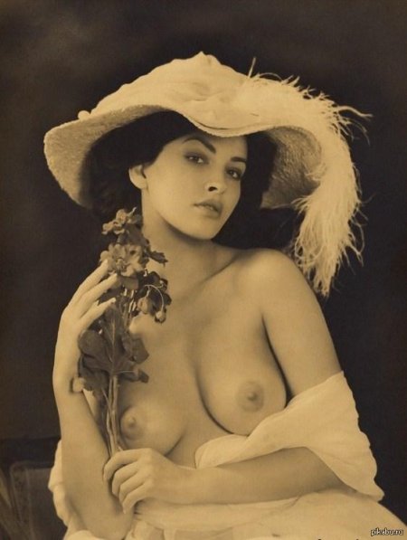 Голые женщины в ретро стиле