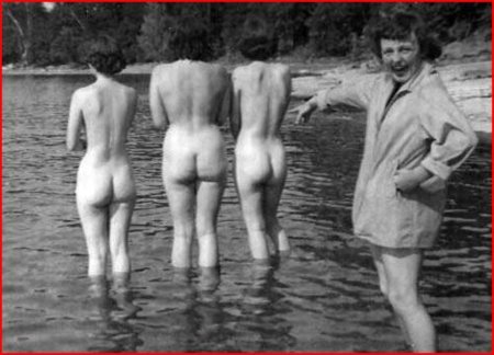 Ретро купание голых женщин