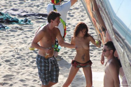 На пляже топлесс
