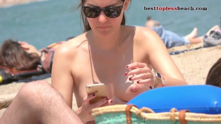 На пляже топлесс
