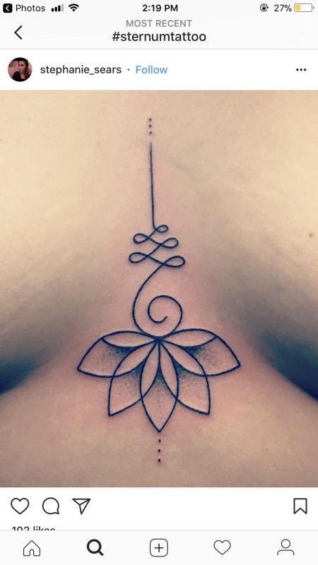 Тату между грудей