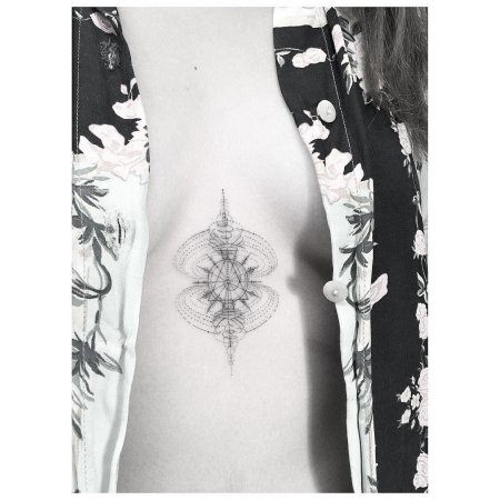 Тату уналоме на спине